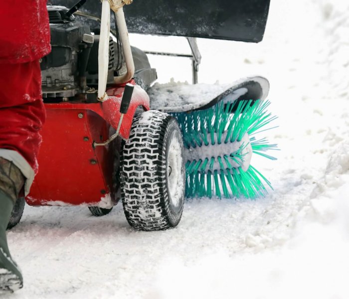Mit einer Schneefräse befreien wir auch große Flächen schnell und effektiv von Schnee.